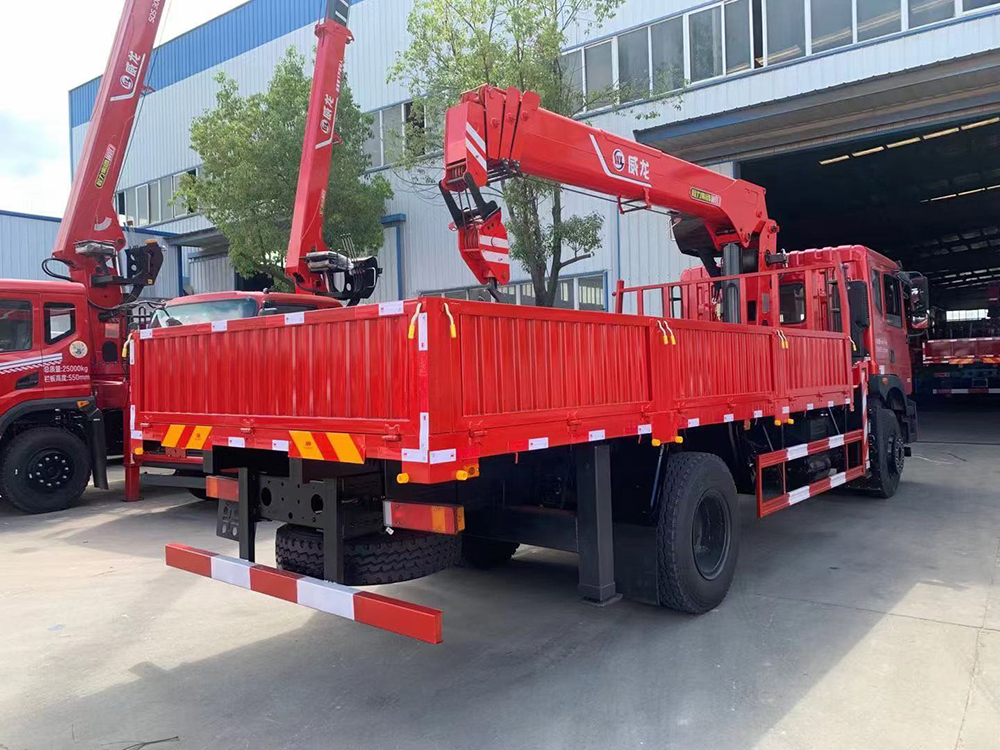 東風華神T5單橋威龍8噸4節(jié)臂吊機