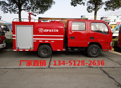 國五東風2噸雙排消防灑水車