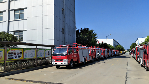 20臺(tái)國(guó)五東風(fēng)小多利卡2.5噸水罐消防車順利交車