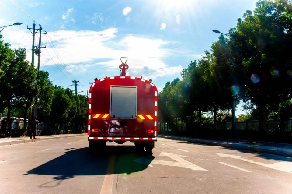 東風四驅10噸森林消防灑水車