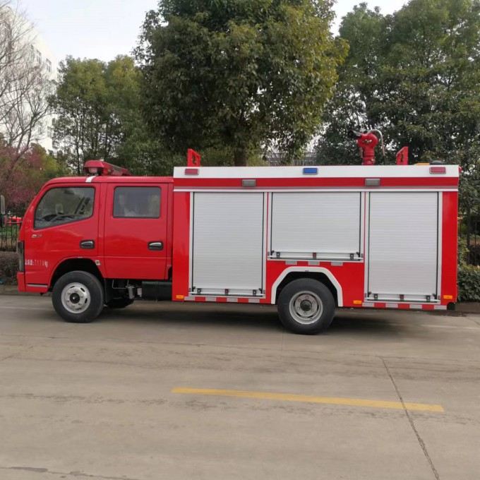 東風(fēng)多利卡2.5噸水罐消防車